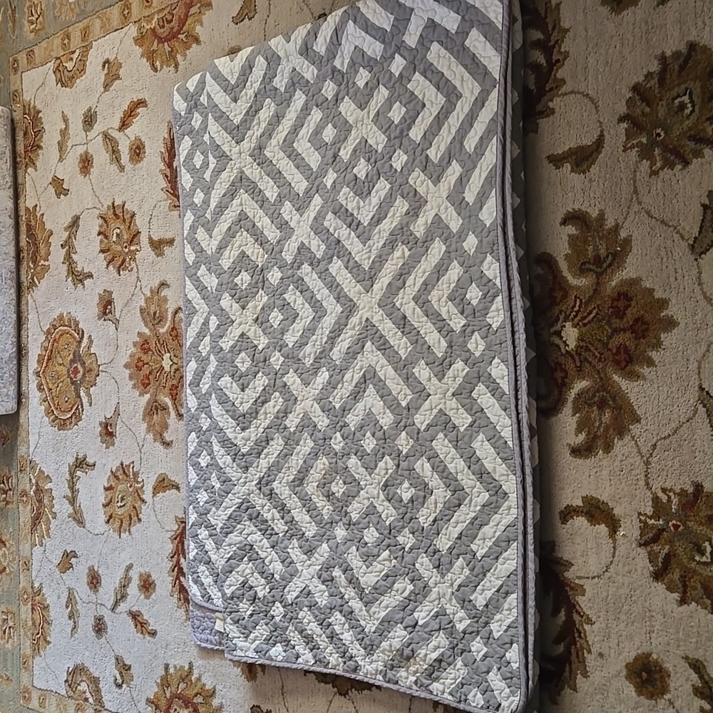 Queen Size Adrienne Vittadini Reversalable Grey geometric design bedspread/quilt - Picture 1 of 6
